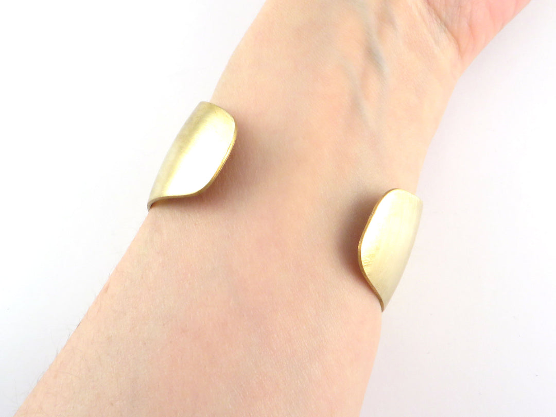 1x Bracelet manchette bombé réglable (36mm x 163mm) BM-010