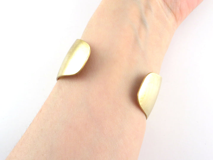 1x Bracelet manchette bombé réglable (36mm x 163mm) BM-010