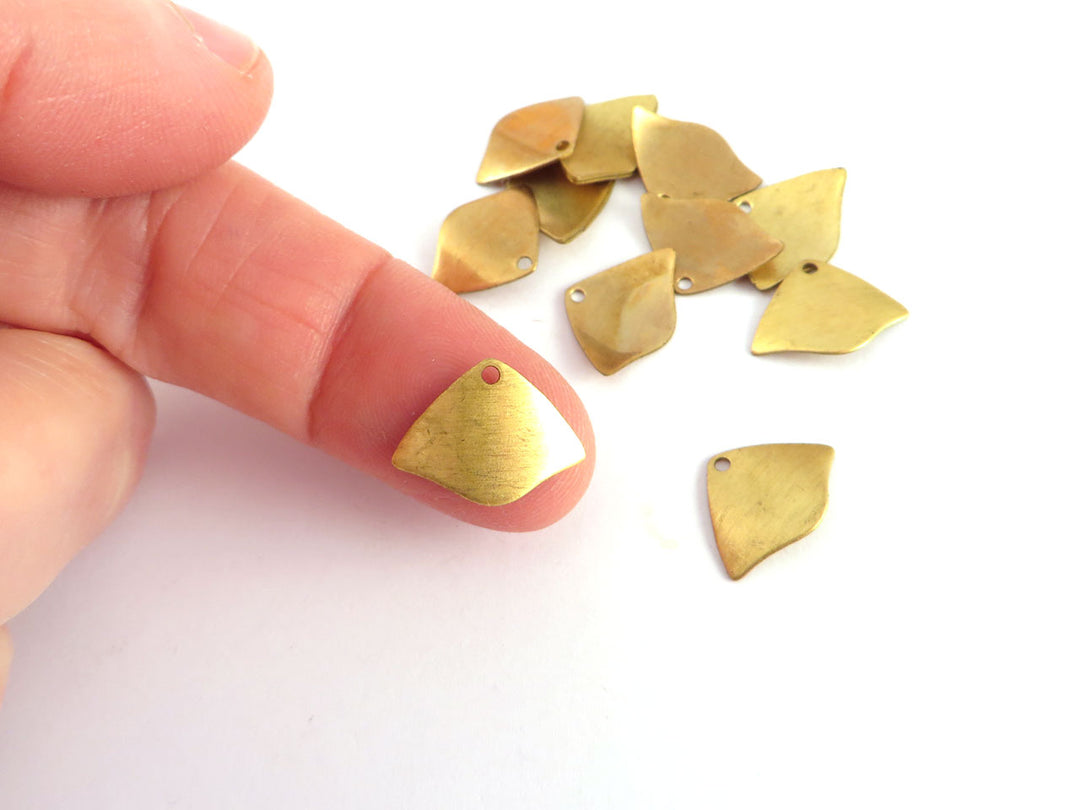 4x Breloque triangle bouclier bombé (12mm x 16mm) PV-228