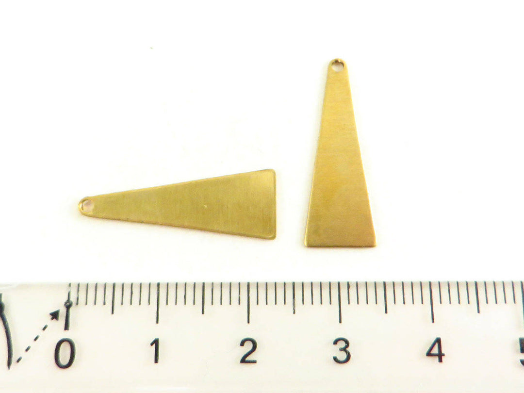 Breloque triangle laiton brut  pour création de bijoux géométrique en métal doré, achat boutique en ligne La Fougère boutique, fabriqué aux Etats-Unis