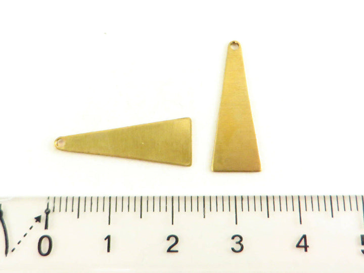 Breloque triangle laiton brut  pour création de bijoux géométrique en métal doré, achat boutique en ligne La Fougère boutique, fabriqué aux Etats-Unis