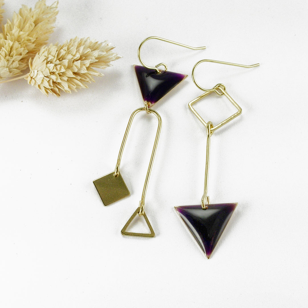 Boucles d'oreilles asymétriques bordeaux demi-lune Bijoux Fougère Belgique Boucles d'oreilles asymétriques bordeaux demi-lune Bijoux Fougère Belgique