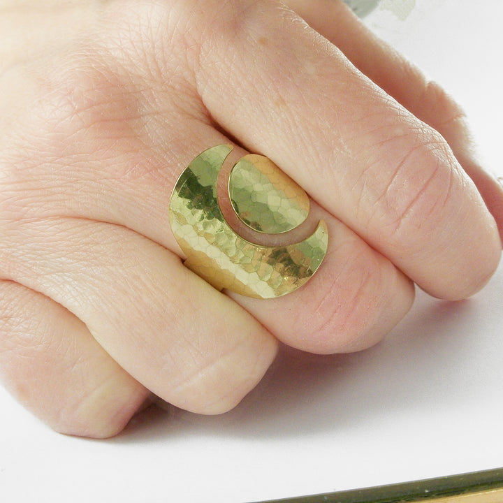 TSUKI - Bague lune laiton martelé