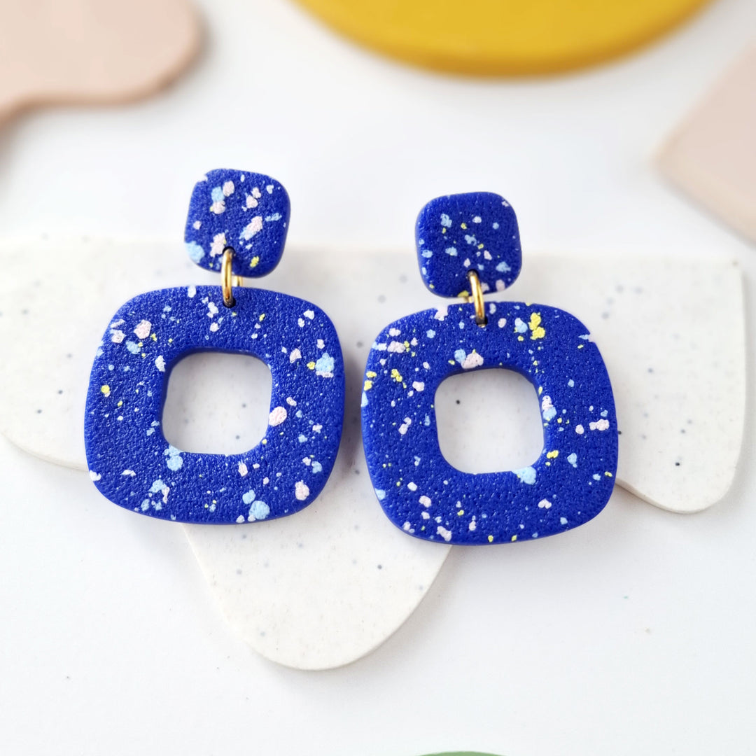 boucle d'oreille en pâte fimo style Memphis bleu électrique et moucheté