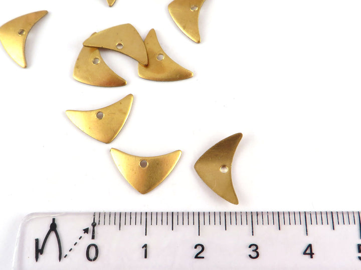 6x Breloque triangle pointe de flèche bombé (9mm x 14mm) PV-224