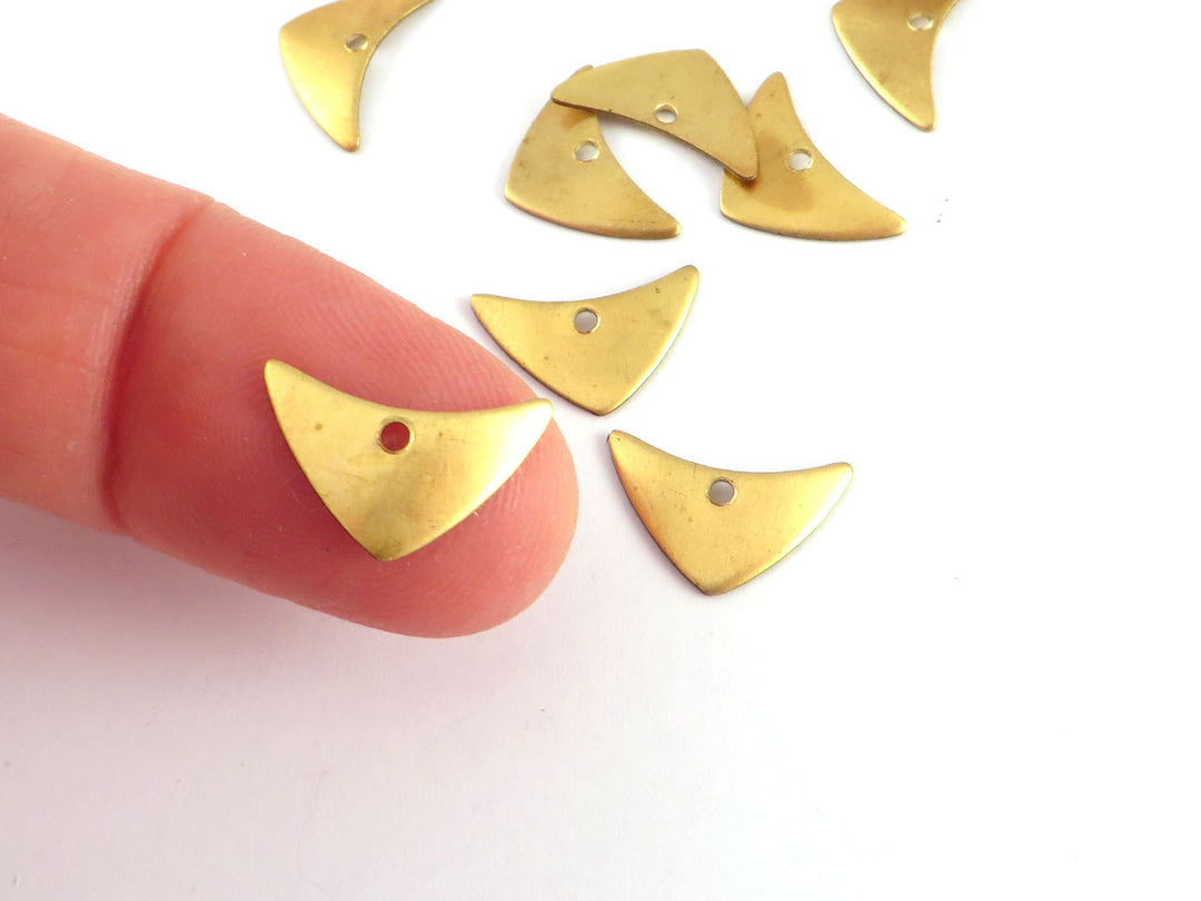 6x Breloque triangle pointe de flèche bombé (9mm x 14mm) PV-224