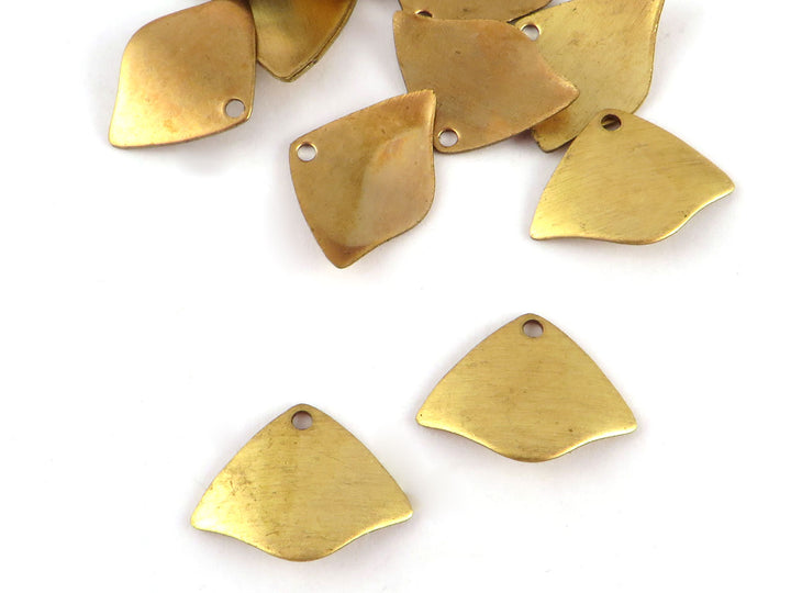 6x Breloque triangle bouclier bombé (12mm x 16mm) PV-228