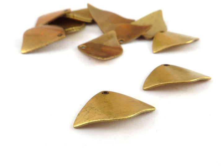 6x Breloque triangle bouclier bombé (12mm x 16mm) PV-228