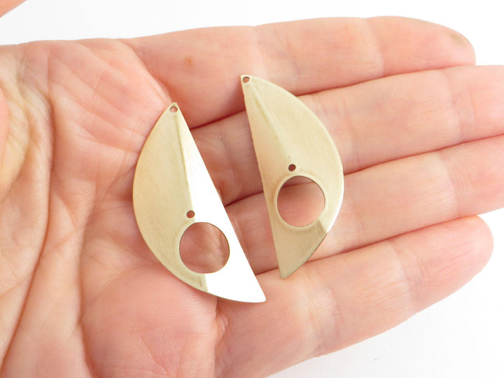 2x Breloque demi-lune ajourée et pliée (42mm x 15mm) PV-198