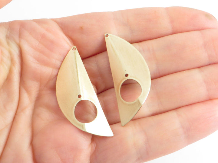 2x Breloque demi-lune ajourée et pliée (42mm x 15mm) PV-198