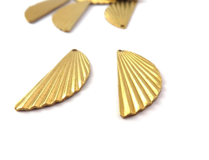 6x Breloque demi-lune éventail strié Art Déco (10mm x 19mm) PV-251