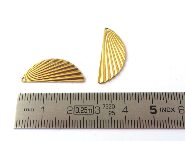 6x Breloque demi-lune éventail strié Art Déco (10mm x 19mm) PV-251
