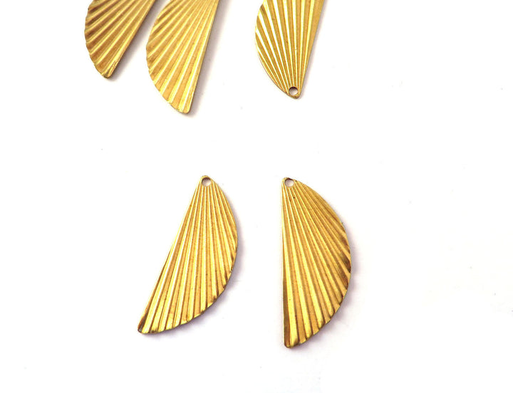 6x Breloque demi-lune éventail strié Art Déco (10mm x 19mm) PV-251